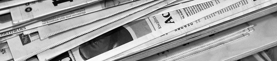 Oud krantenpapier in een kast